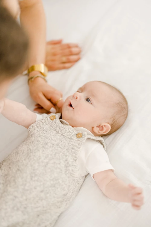 enfant bonheur marron gris bébé